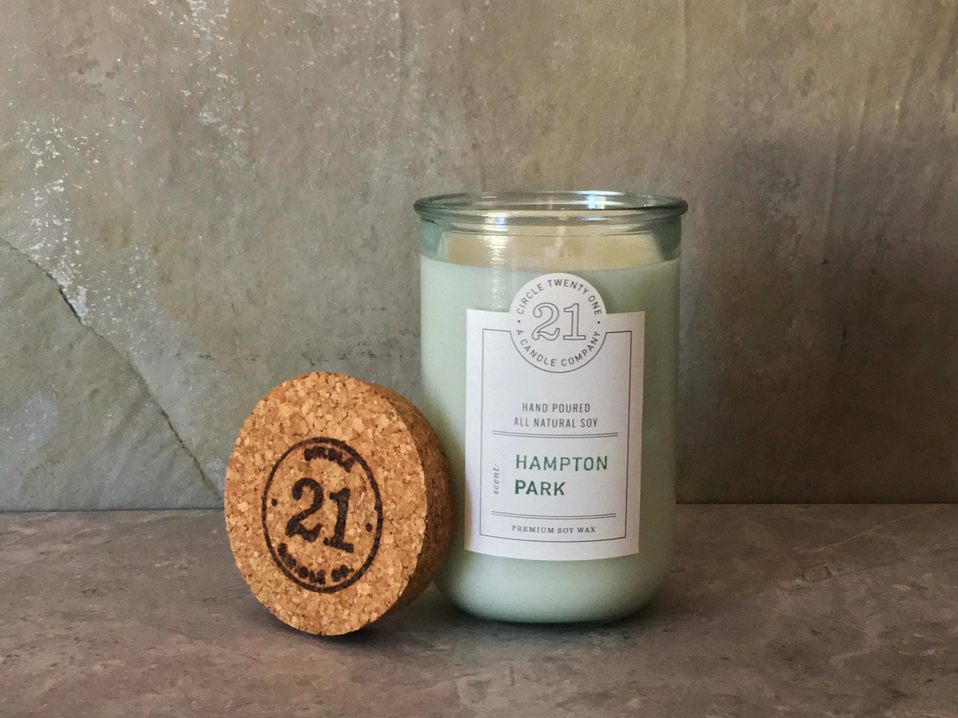 Simple sweet smell of gardenia in bloom.  Hand poured in recycled glass.